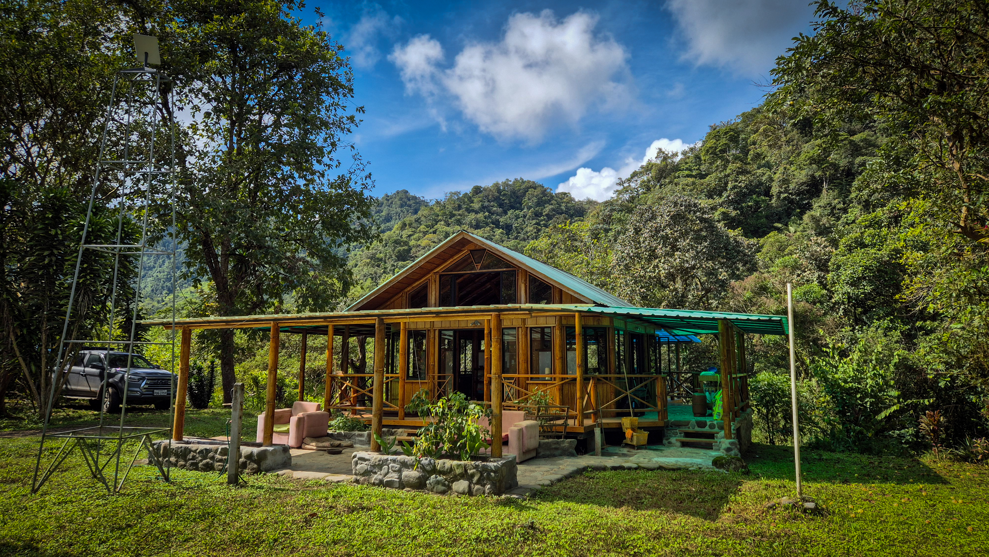 Terreno de 2,15 hectáreas frente al río en venta en Mindo